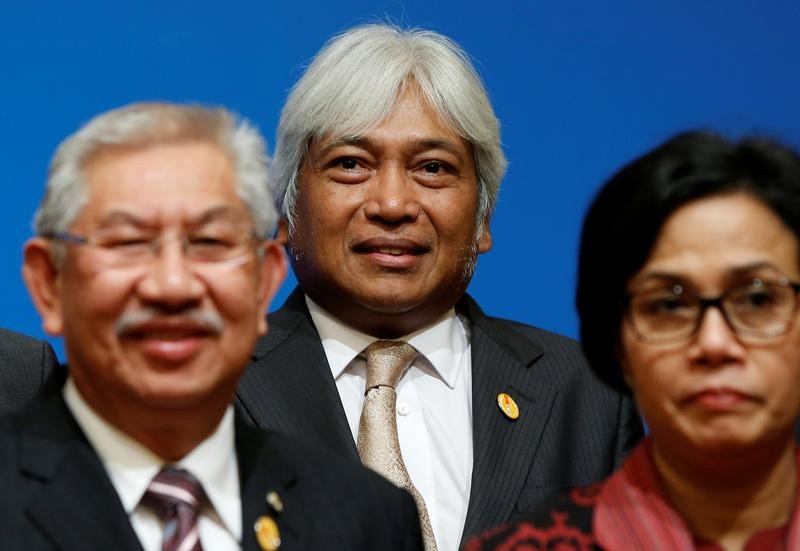 © Reuters. Malaysia's Bank Negara Governor Muhammad Ibrahim attends a photo session at ASEAN+3 Finance Ministers and Central Bank Governors' Meeting on the sideline of Asian Development Bank''s annual meeting in Yokohama