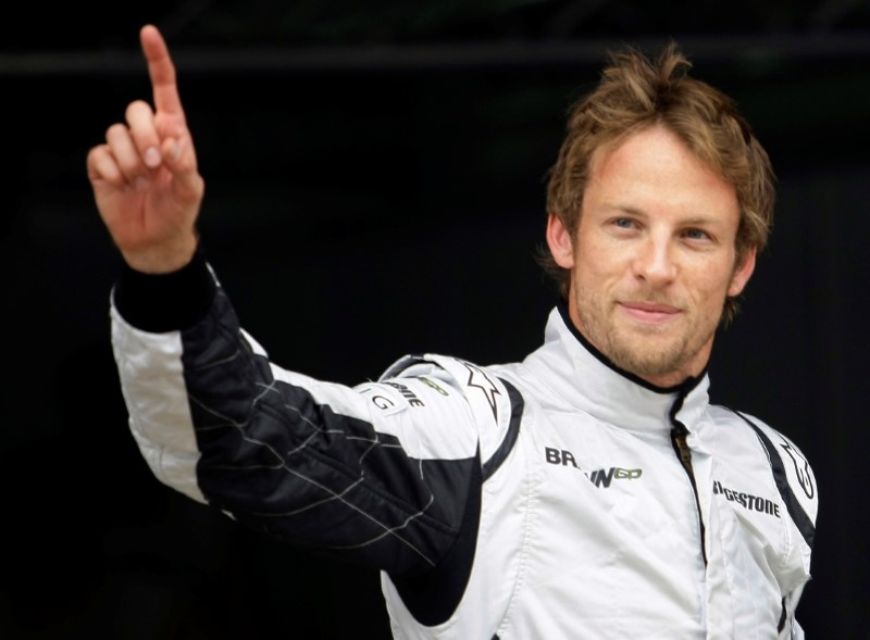 © Reuters. Brawn GP driver Jenson Button waves after qualifying in pole position for the Spanish F1 Grand Prix at the Catalunya racetrack in Montmelo