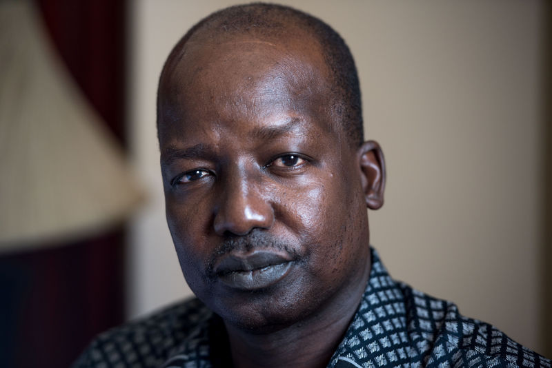 © Reuters. Exiled South Sudanese rebel general Thomas Cirillo poses for a photograph in his hotel room in Addis Ababa