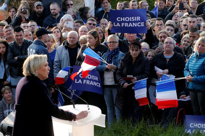 © Reuters. D'APRÈS UN SONDAGE, LE PEN CHUTE LOURDEMENT APRÈS LE DÉBAT