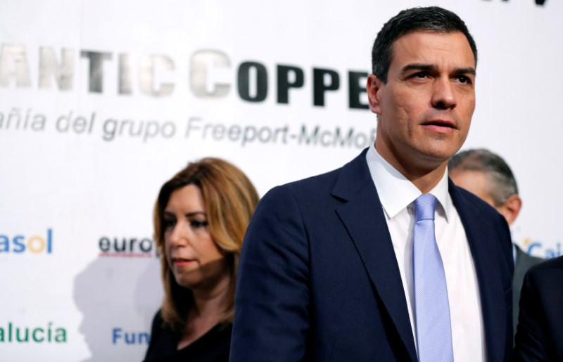 © Reuters. La apretada carrera entre Díaz y Sánchez amenaza con recrudecer la guerra por el PSOE