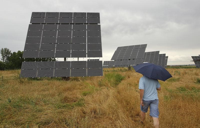 © Reuters. El CIADI falla en contra de España en su primer arbitraje sobre las renovables