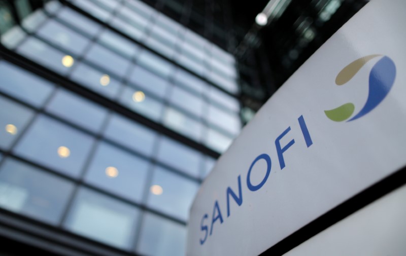 © Reuters. FILE PHOTO - A logo is seen in front of the entrance at the headquarters of French drugmaker Sanofi in Paris