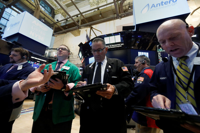 © Reuters. Traders work on the floor of the New York Stock Exchange in the Manhattan borough of New York