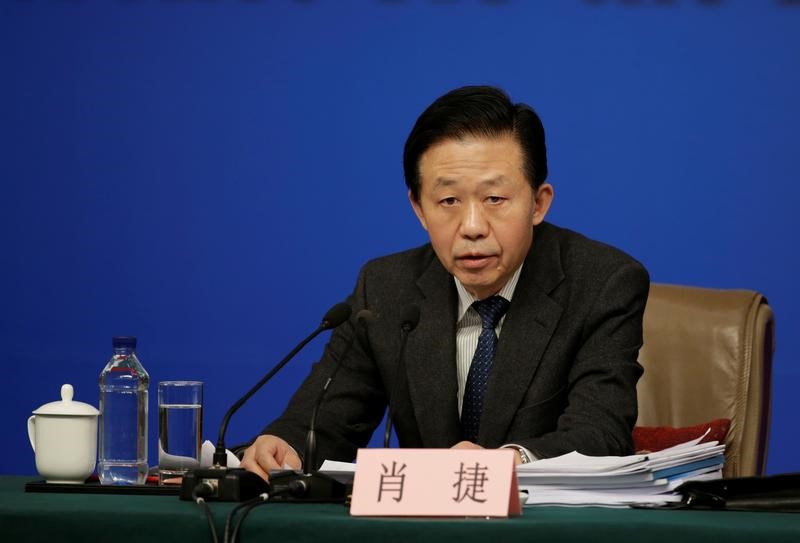 © Reuters. وزير المالية الصيني يغيب عن اجتماع ثلاثي مع اليابان وكوريا الجنوبية