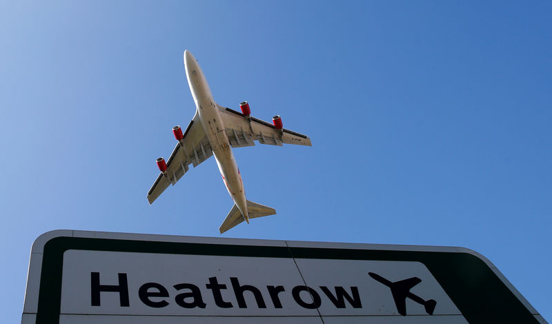 © Reuters. Um avião decola do aeroporto de Heathrow, em Londres