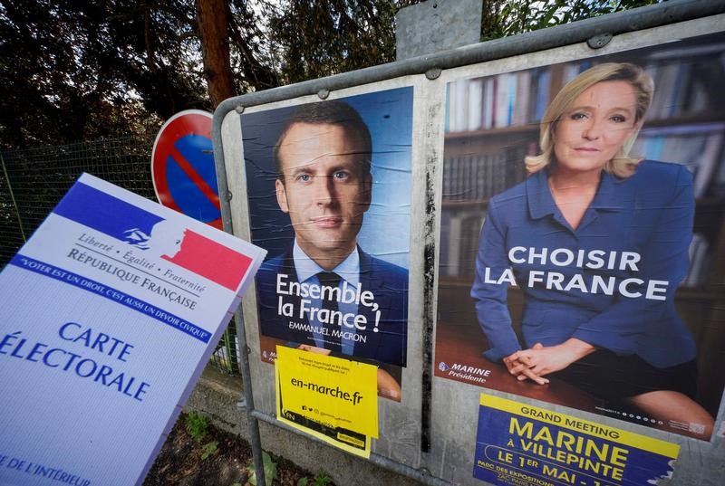 © Reuters. Imagem ilustrativa mostra um título de eleitor francês perto de cartazes de candidatos da eleição presidencial da França