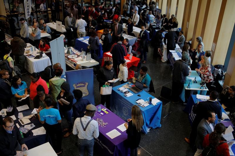 © Reuters. تعاف قوي لنمو الوظائف الأمريكية في أبريل وانخفاض البطالة إلى 4.4%