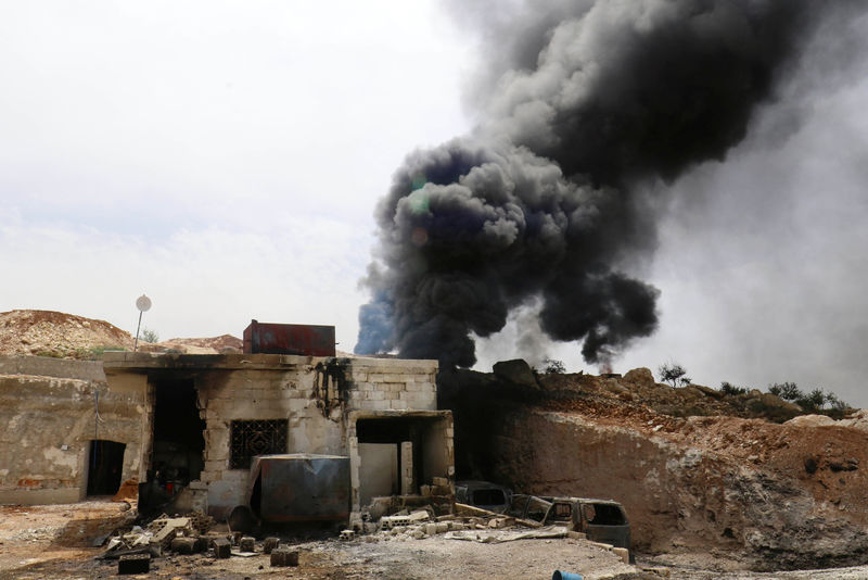 © Reuters. Fumaça é vista no vilarejo de Maar Zita, na província de Idlib, após um ataque aéreo na Síria