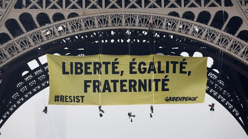 © Reuters. تسلق ناشطين لبرج إيفل يكشف ثغرات أمنية قبيل الانتخابات الفرنسية