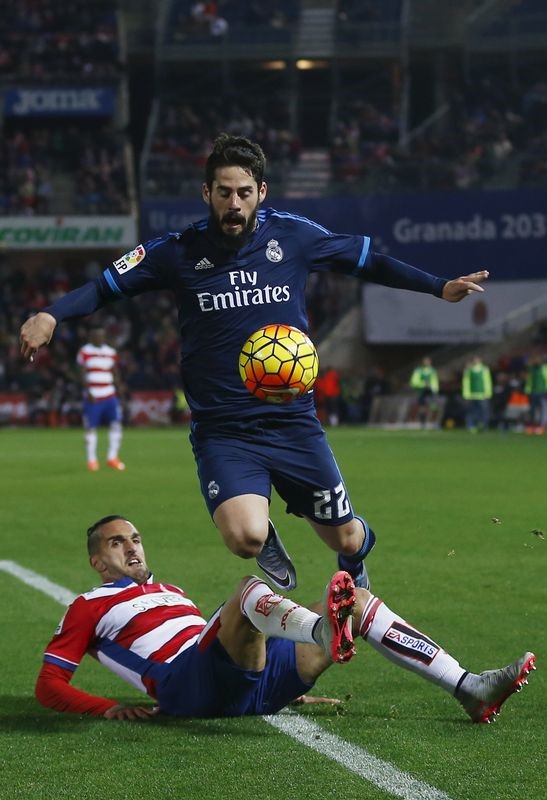 © Reuters. El Madrid visita Granada con su primer título de Liga en 5 años en juego