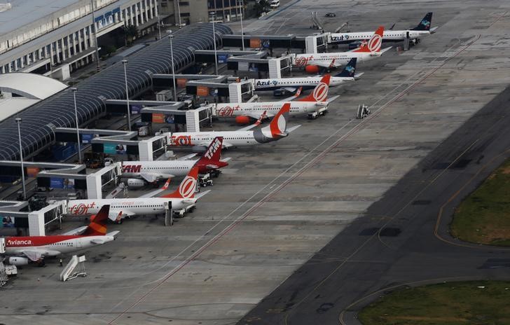 © Reuters. Aviões das companhias aéreas brasileiras Gol, TAM e Azul estacionados no aeroporto Santos Dumont, no Rio de Janeiro