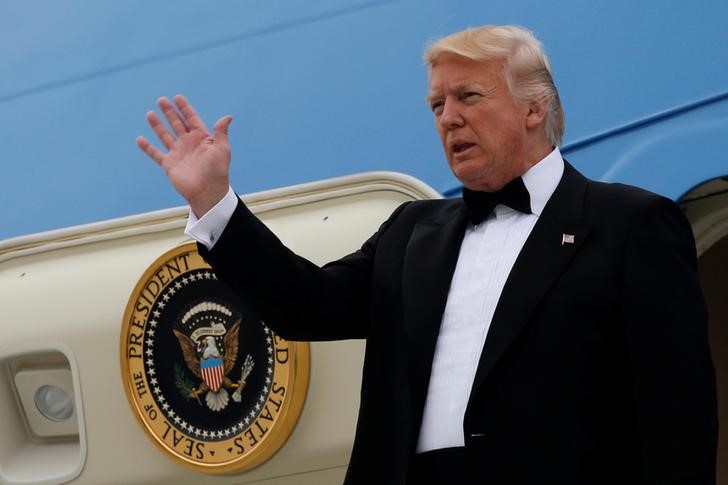 © Reuters. Trump arrives aboard Air Force One at JFK International Airport in New York