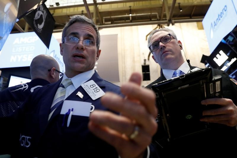 © Reuters. Traders work on NYSE floor in New York