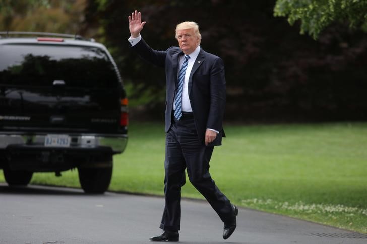 © Reuters. U.S. President Donald Trump waves as he leaves the Oval Office of the White House before his departure to New York