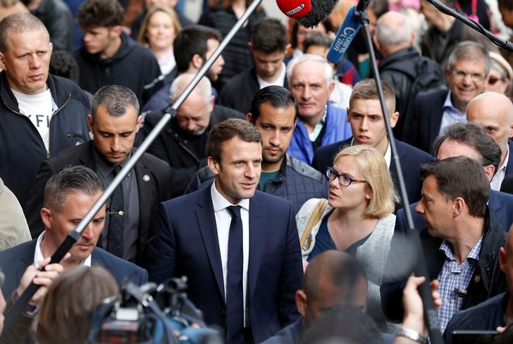 © Reuters. Francia advierte en contra de publicar correos hackeados de la campaña de Macron