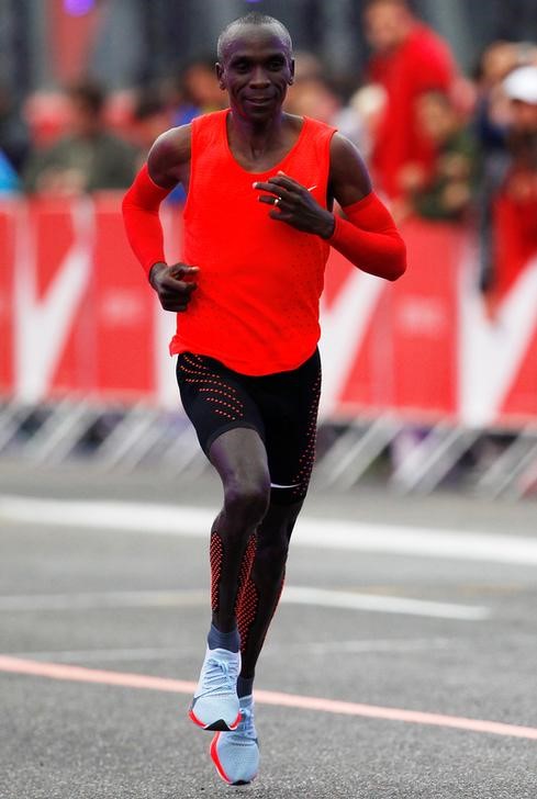 © Reuters. Kipchoge corre el maratón más rápido de la historia, pero no baja de las 2 horas