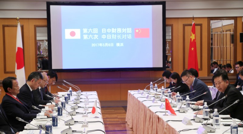 © Reuters. Japón y China acuerdan reforzar su cooperación financiera