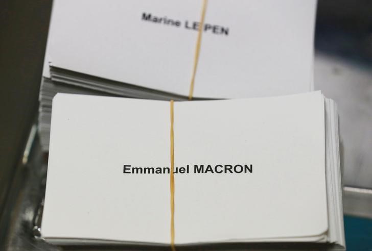 © Reuters. فرنسا تكافح لكيلا يشوه الاختراق الإلكتروني لحملة ماكرون انتخابات الرئاسة