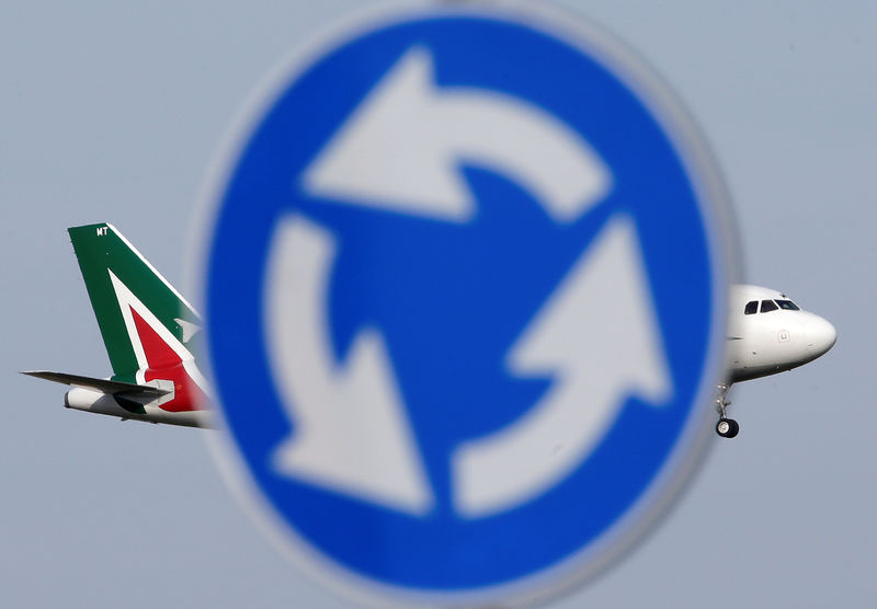 © Reuters. FILE PHOTO: An Alitalia plane approaches to land at Fiumicino international airport in Rome