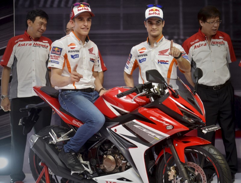 © Reuters. MotoGP rider Marc Marquez and Dani Pedrosa pose during the launch of a new Honda CBR150R at the Sentul Circuit, Bogor, West Java, Indonesia