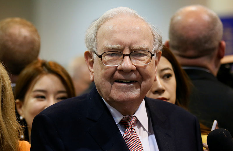 © Reuters. Berkshire Hathaway CEO Warren Buffett visits the BNSF booth before the Berkshire Hathaway annual meeting in Omaha