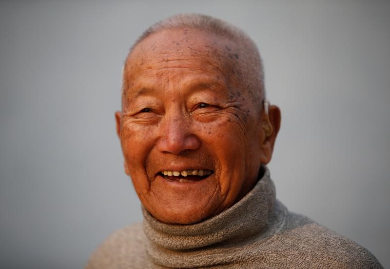 © Reuters. وفاة عجوز نيبالي (85 عاما) أثناء محاولته بلوغ قمة إيفرست