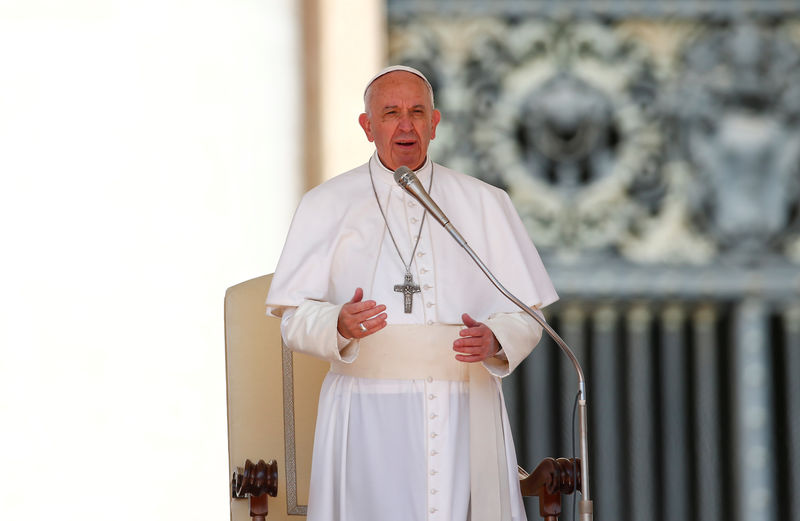 © Reuters. El Papa Francisco encabeza la audiencia general en la plaza de San Pedro, en el Vaticano, el 3 de mayo de 2017