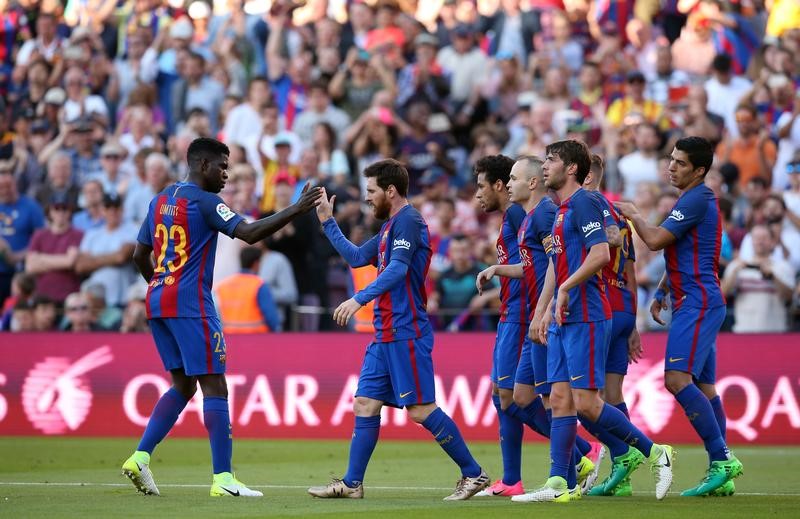 © Reuters. برشلونة يسحق فياريال برباعية وينفرد بصدارة الدوري الاسباني