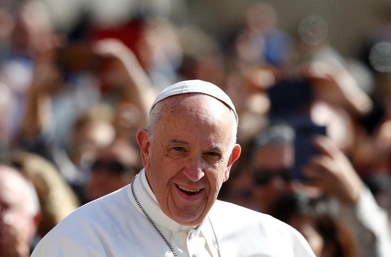 © Reuters. البابا فرنسيس: لا ينبغي استخدام لفظ "أم" في وصف قنبلة