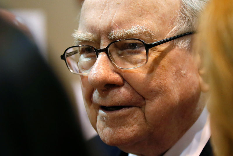 © Reuters. El presidente ejecutivo de Berkshire Hathaway, Warren Buffett, habla con un periodista antes de la reunión anual de Berkshire en Omaha