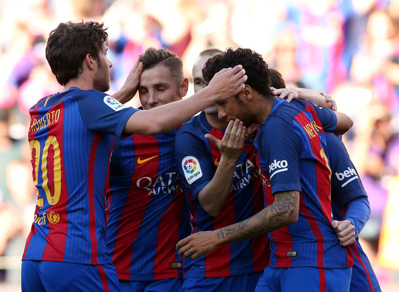 © Reuters. Jugadores del club de fútbol Barcelona celebran un gol en un partido por la Liga Española ante el Villarreal