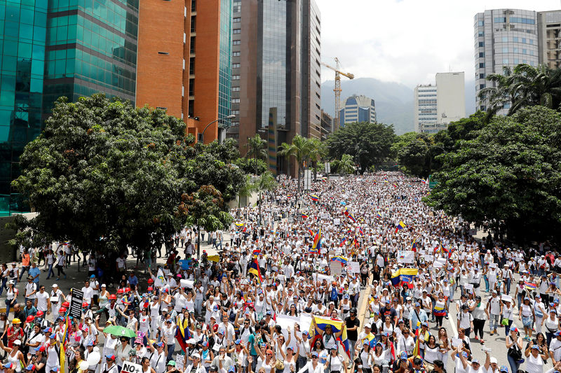© Reuters. Manifestantes en una marcha de mujeres contra el gobierno de Nicolás Maduro en Caracas