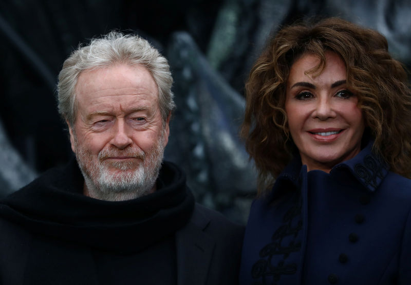 © Reuters. El director de cine Ridley Scott y su esposa Giannina Facio posan para fotógrafos en el estreno mundial de "Alien: Covenant" en Londres