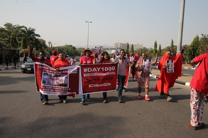 © Reuters. Miembros de la campaña #BringBackOurGirls realizan una manifestación en Abuya, la capital de Nigeria, para conmemorar los 1.000 días desde el secuestro de 200 escolares desde su escuela en Chibok por la militantes del grupo islamista Boko Haram