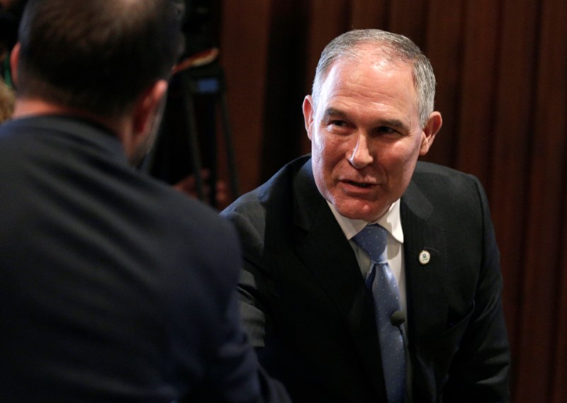 © Reuters. Scott Pruitt, administrator of the Environmental Protection Agency (EPA), greets employees of the agency in Washington