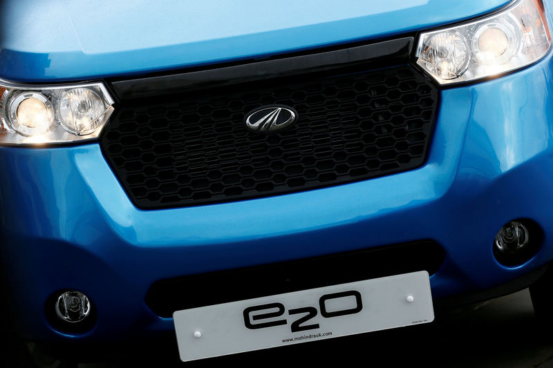 © Reuters. FILE PHOTO: The badge of a Mahindra e2o electric car is seen in London
