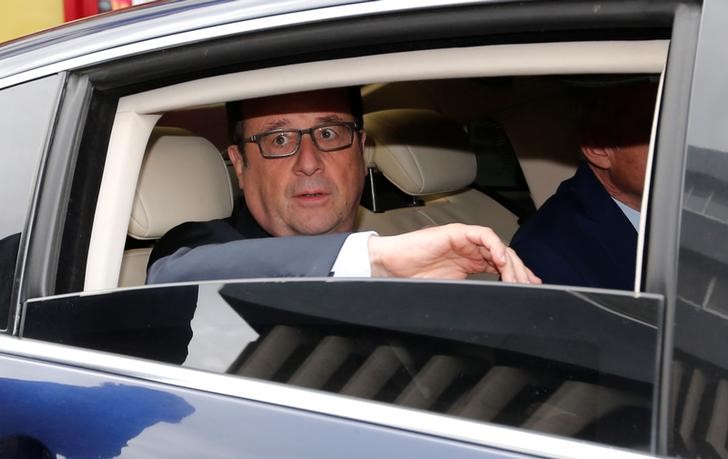 © Reuters. HOLLANDE FERME SUR LA CYBERSÉCURITÉ APRÈS LE PIRATAGE D'EN MARCHE !