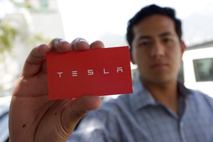 © Reuters. Job seeker shows off a card after leaving his documents and arranging a meeting with recruiters from Tesla at the hotel where the electric vehicle maker is holding a recruiting event for its California factory, in the municipality of San Pedro Garza