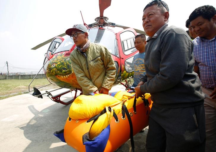 © Reuters. Un nepalí de 85 años, el segundo escalador en morir en el Everest en una semana