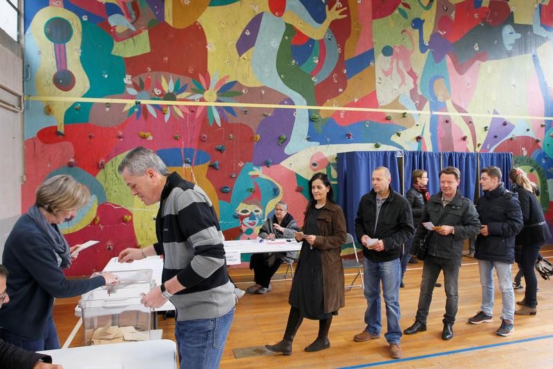 © Reuters. نسبة الإقبال على التصويت في انتخابات فرنسا 28.2 بالمئة بحلول الظهر