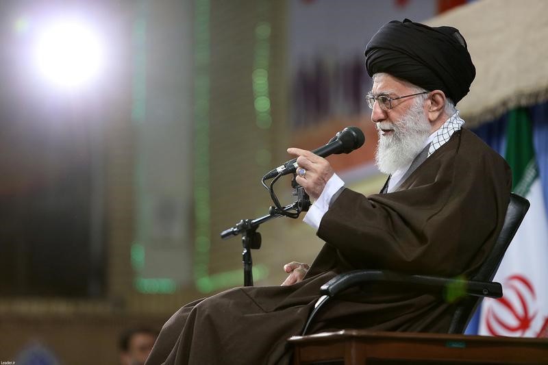 © Reuters. خامنئي ينتقد خطة تعليم يدعمها روحاني ويصفها بأنها "متأثرة بالغرب"