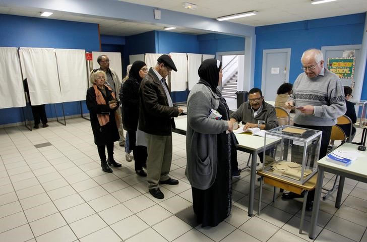 © Reuters. TAUX DE PARTICIPATION AU SECOND TOUR DE 65,30% À 17H00