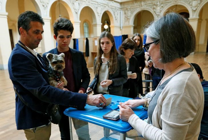 © Reuters. مستوى الإقبال في الانتخابات الفرنسية حتى بعد الظهر أقل منه في انتخابات سابقة
