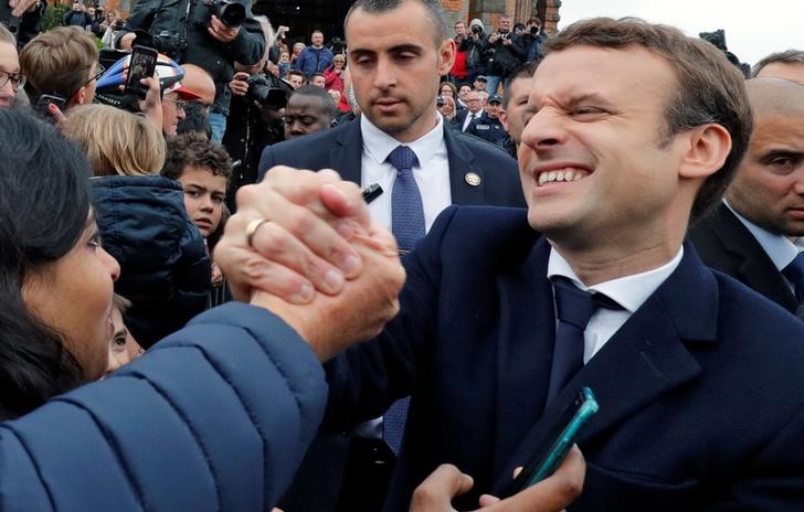 © Reuters. ماكرون الأوفر حظا لرئاسة فرنسا وسط تدني مستوى الإقبال