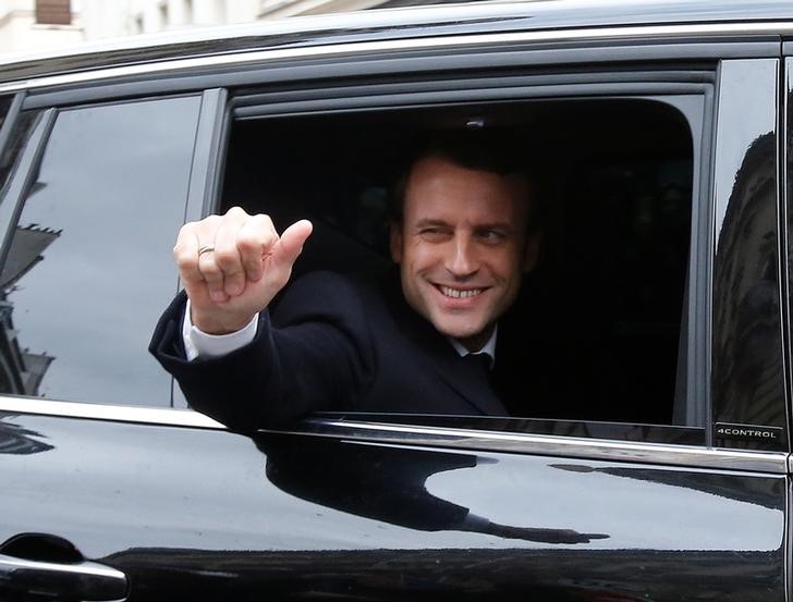 © Reuters. Francia elige nuevo presidente con Macron como favorito