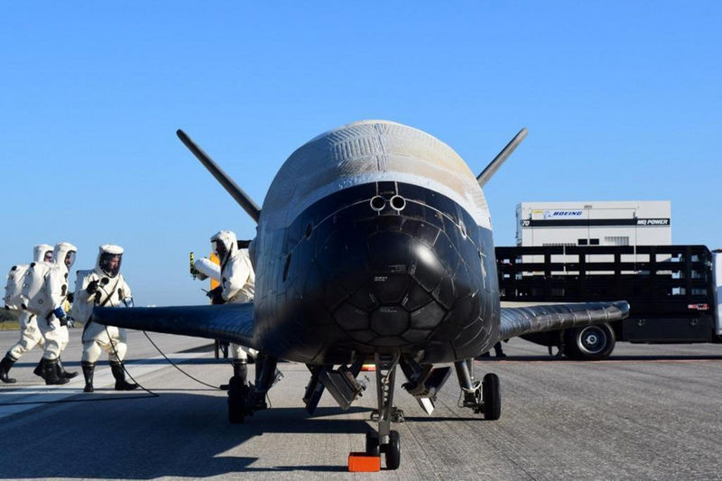 © Reuters. Handout out the U.S. Airforce's X-37B Orbital Test Vehicle mission 4 after landing at NASA's Kennedy Space Center Shuttle Landing Facility in Cape Canaveral