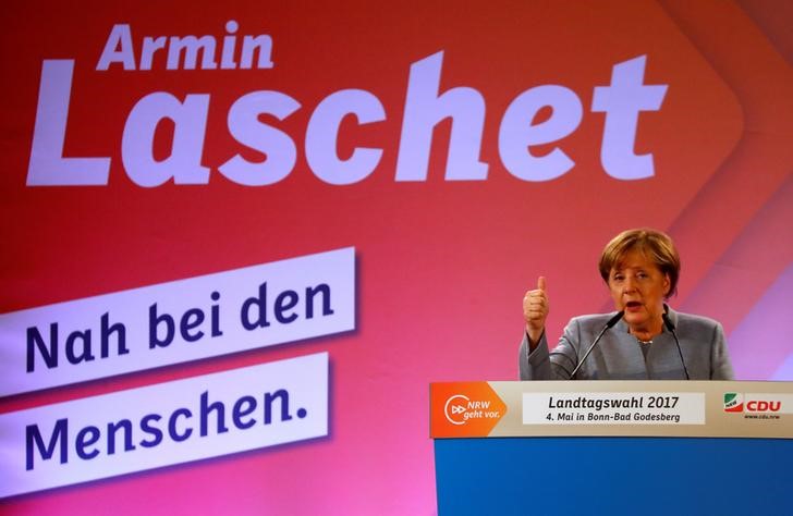 © Reuters. التيار المحافظ بزعامة ميركل يهزم الحزب الديمقراطي الاشتراكي في ولاية بشمال ألمانيا