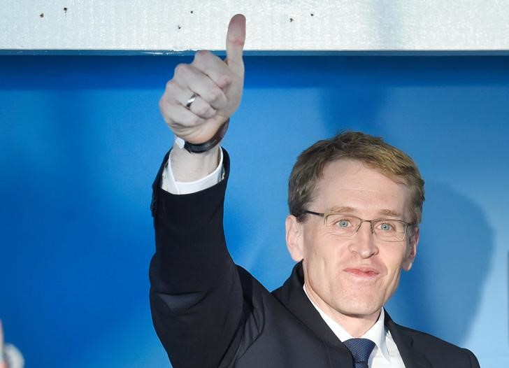 © Reuters. Daniel Günther, principal candidato de la CDU reacciona tras los primeros sondeos a boca de urna luego de las elecciones regionales estatales en Schleswig-Holstein en Kie