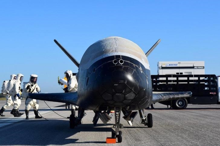 © Reuters. طائرة فضائية غير مأهولة تابعة للجيش الأمريكي تهبط بعد مهمة سرية لعامين